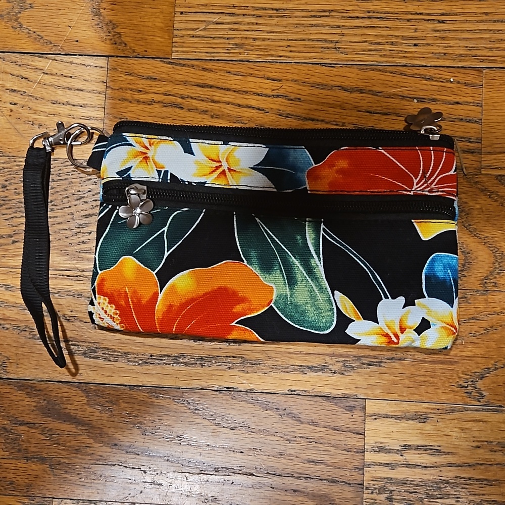 Island impressions wristlet 8" x 4.5 NWOT